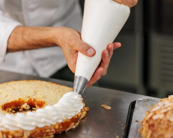 compressed_Chef rellenando roscón de reyes de nata